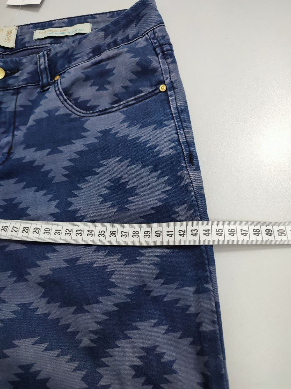 Джинсы Sfera с необычным принтом 42 размер