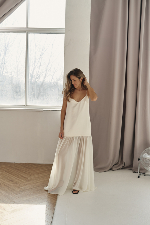 Платье на тонких бретелях