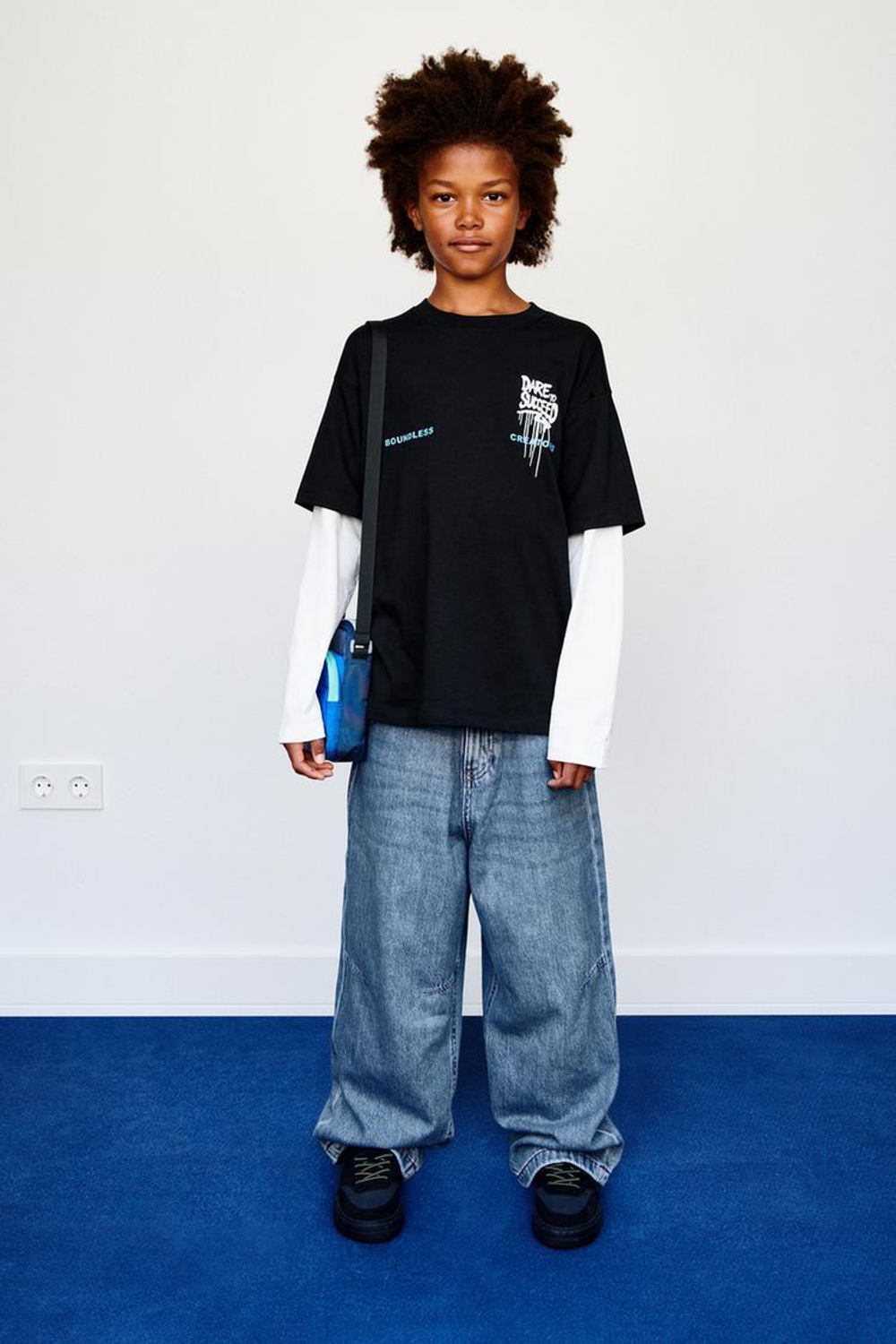 ZARA ЛОНГСЛИВ С ДВОЙНЫМИ РУКАВАМИ И ПРИНТОМ ГРАФФИТИ, ЧЕРНЫЙ