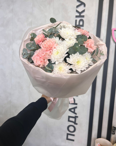 Авторский букет из кустовых хризантем и диантуса