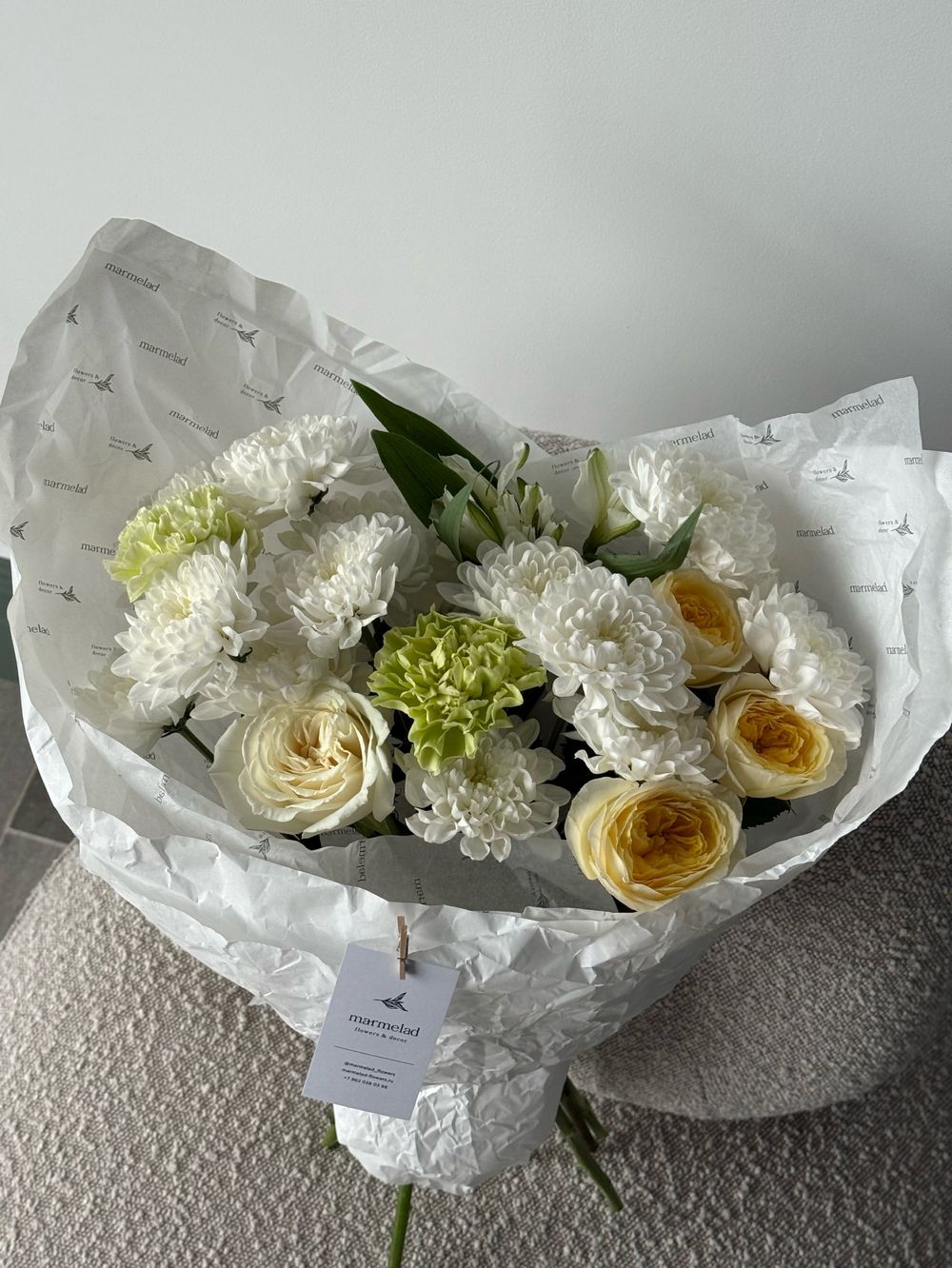 Букет сборный из хризантемы, альстромерии, кустовых пионовидных роз и диантусов