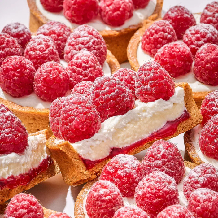 Большой ассортимент тарталеток и пирожных с различными начинками! 