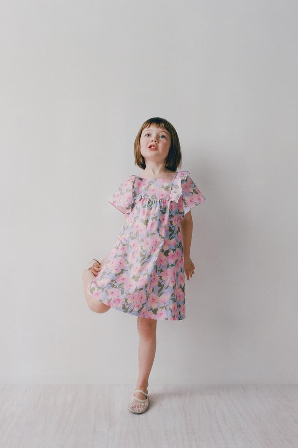 ZARA ПЛАТЬЕ С ЦВЕТОЧНЫМ ПРИНТОМ, ГОЛУБОЙ