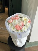 Букет сборный из хризантемы, кустовых пионовидных роз и геребры