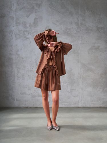 Шоколадный костюм с рюшами в стиле бохо