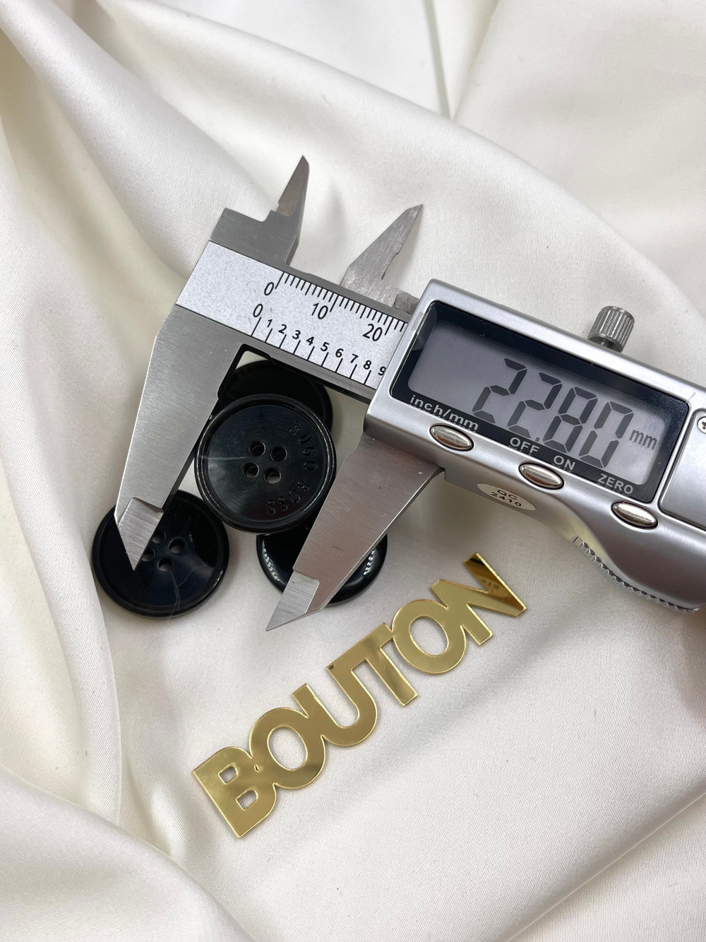 Пуговицы ХугоБ. темно-коричневые