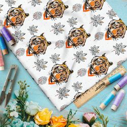 Ткань ниагара головы тигров и эскизы листьев на белом фоне