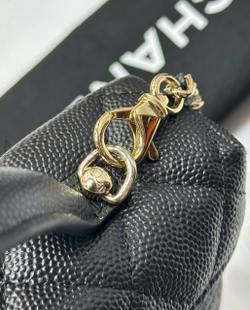 Черная сумка Chanel прямоугольная с золотой фурнитурой