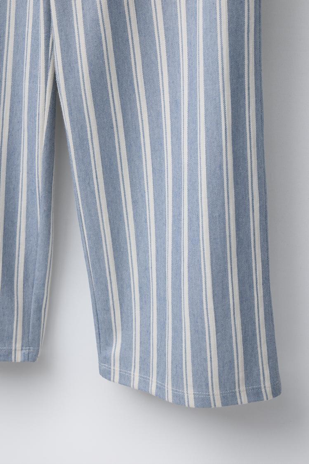 ZARA БРЮКИ В ПОЛОСКУ С ПРОРЕЗНЫМИ КАРМАНАМИ, СИНИЙ