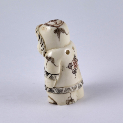 Нэцкэ Ребенок Карако в зимнем одеянии