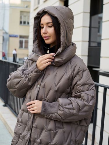 Удлиненный пуховик цвета хаки с манишкой-капюшоном