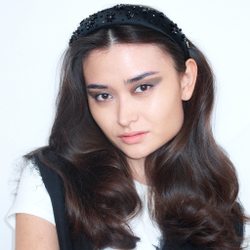 Ободок объемный с черными ромашками