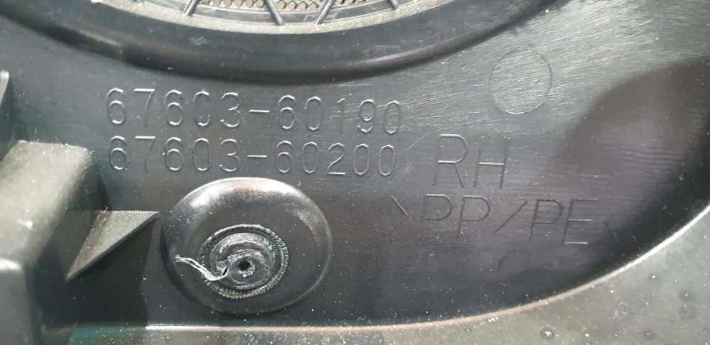 Обшивка правой задней двери Lexus LX 3 (LX 570) 15-21 Б/У Оригинал 6760360190