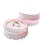 Футляр ювелирный с круглой геометрией под кольца и серьги.