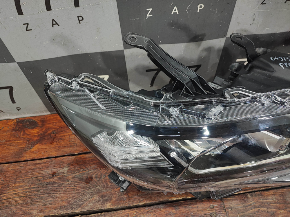 Фара правая LED Toyota Land Cruiser Prado 150 17-24 Б/У Оригинал 8114560N20