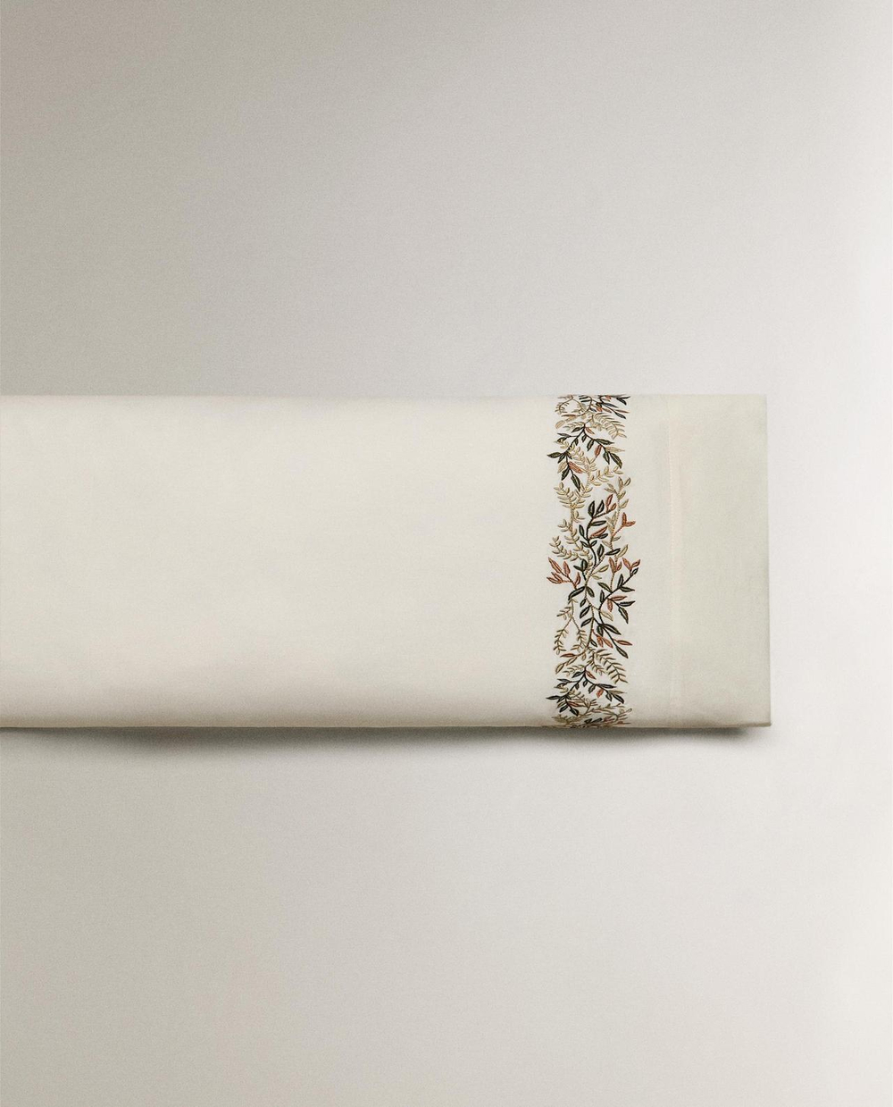 Zara Home - Атласная наволочка с вышивкой в виде листьев 70x90 см