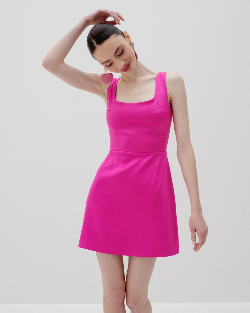 Платье мини из атласа с вырезом каре