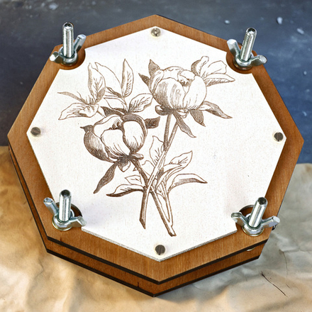 Винтажный деревянный пресс для гербария Paeonia – восьмигранный с гравировкой пиона