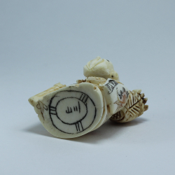 Эксклюзивная нэцкэ Монах с тростью, корзиной фруктов и веером