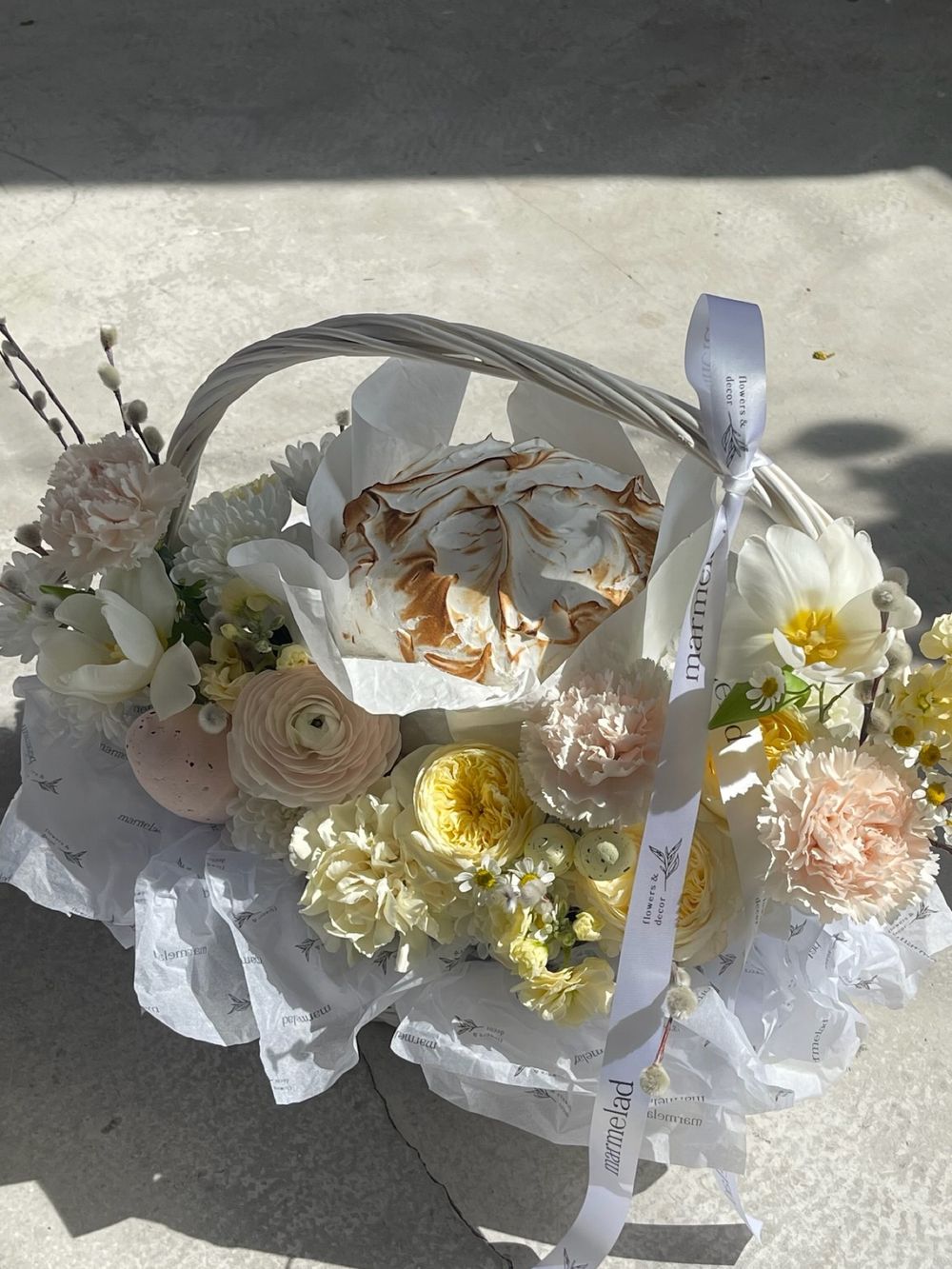 Корзина пасхальная в нежно-розовых оттенках. Кулич 450 гр