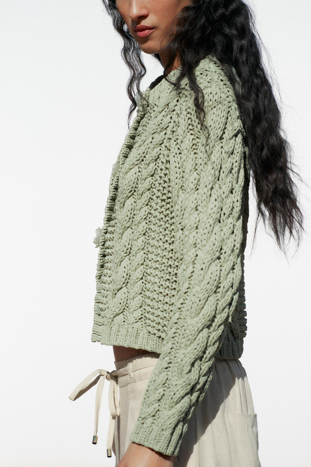 ZARA КАРДИГАН С ПУГОВИЦАМИ В ФОРМЕ ЦВЕТОВ, СВЕТЛО-ЗЕЛЕНЫЙ