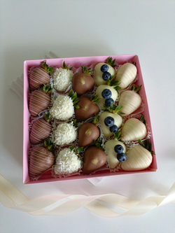 Клубника в шоколаде с декором из голубики