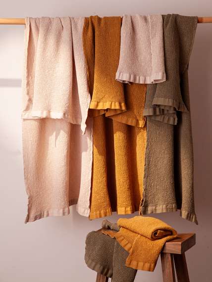 Полотенце банное из умягченной вафли цвета хаки из коллекции essential, 70x140 см