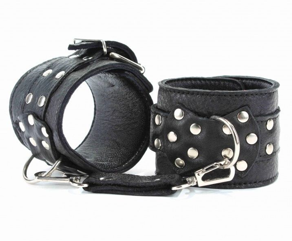 Чёрные кожаные оковы с клепками