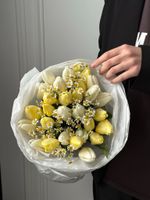 Букет из 29 белых, лимонных тюльпанов и ромашек