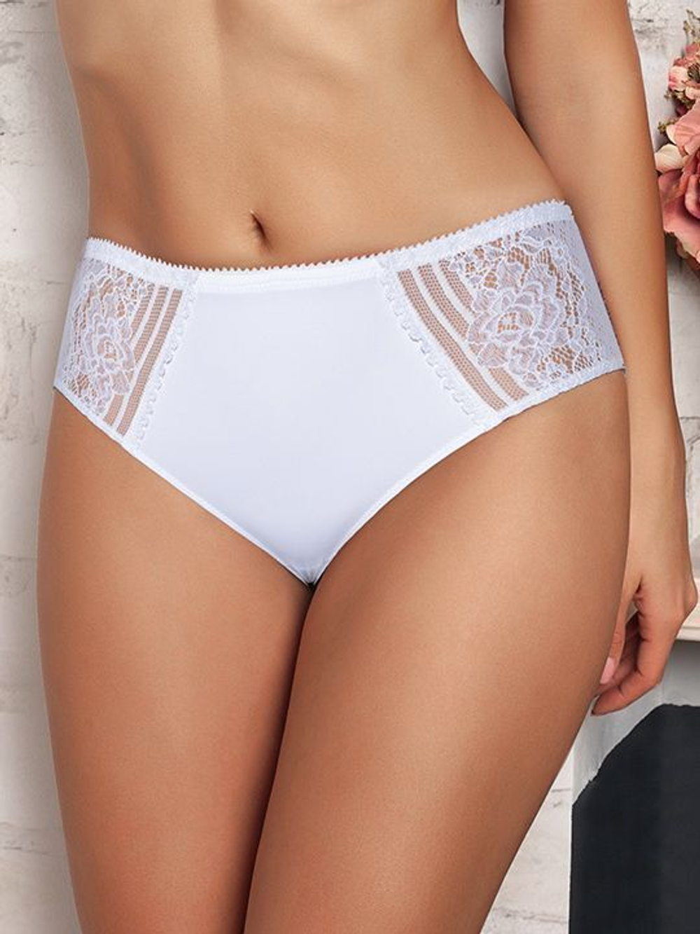 Трусики-панти Compliment с кружевными вставками по бокам (Размер: 46) (Цвет: белый)