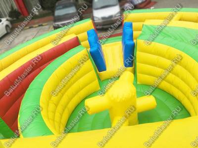 Надувная полоса препятствий "Мощный лабиринт" размер 15*8*6 м