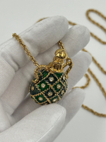 Кулон в виде амфоры с зелёной эмалью