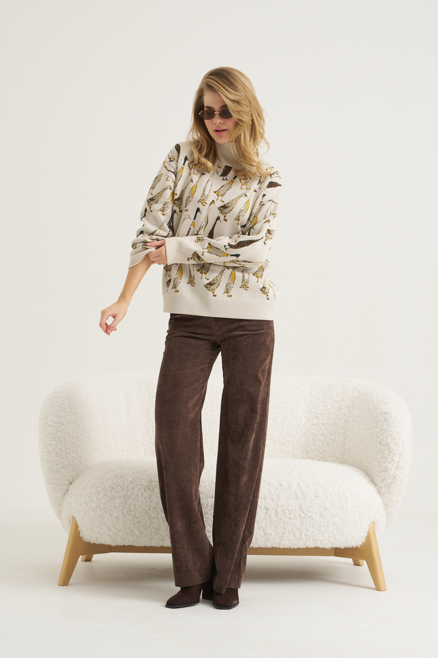 Джемпер бежевый с принтом