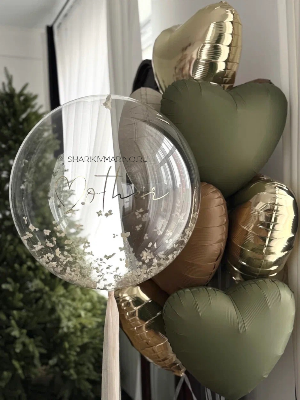 Композиция «Нежная признательность»: шар‑баблс с гортензией и фонтаном из сердец