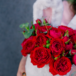 118. Милая композиция с алыми розами в шляпной коробке с ушками
