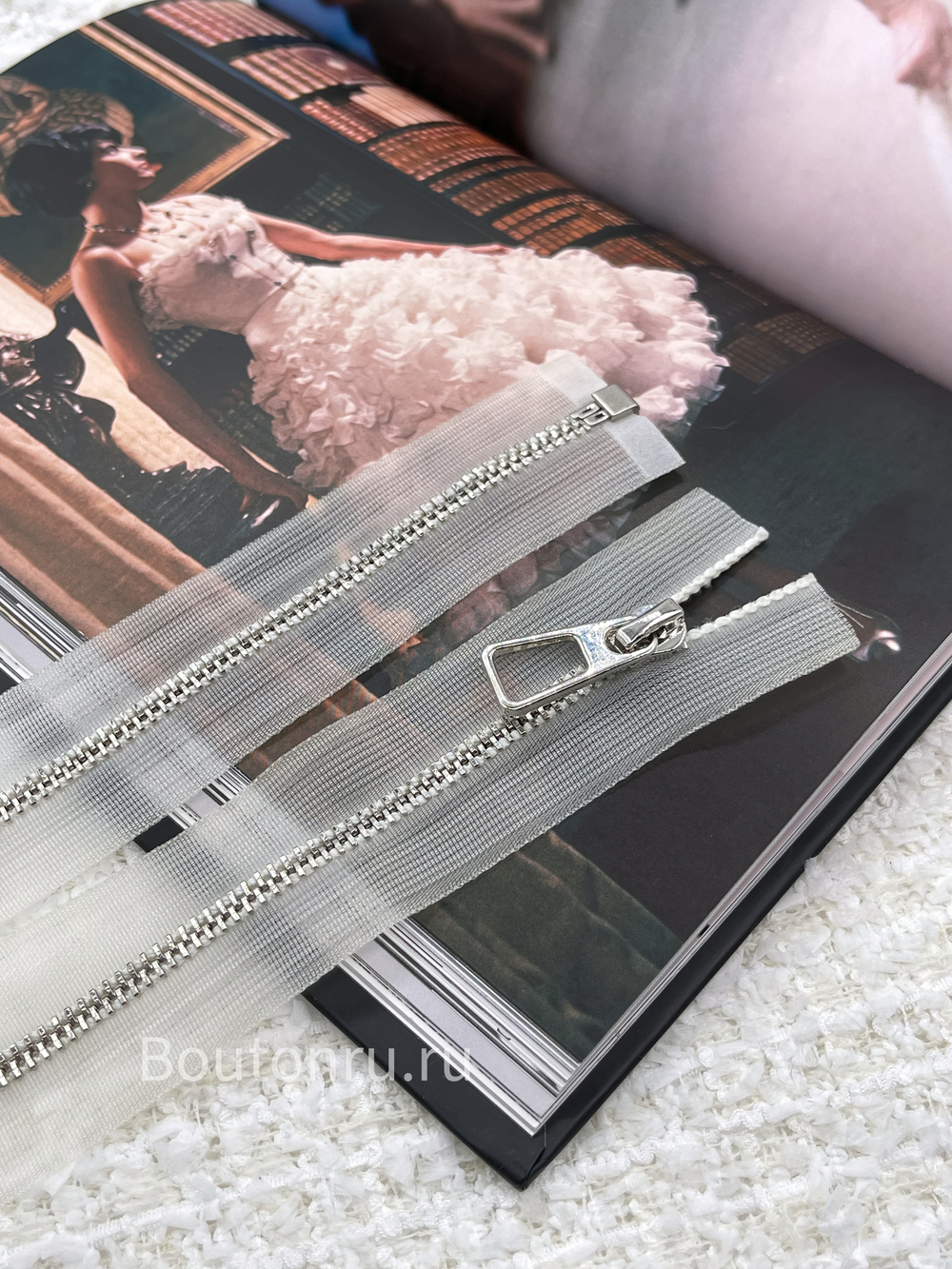 Молния на прозрачной сетке серебристая