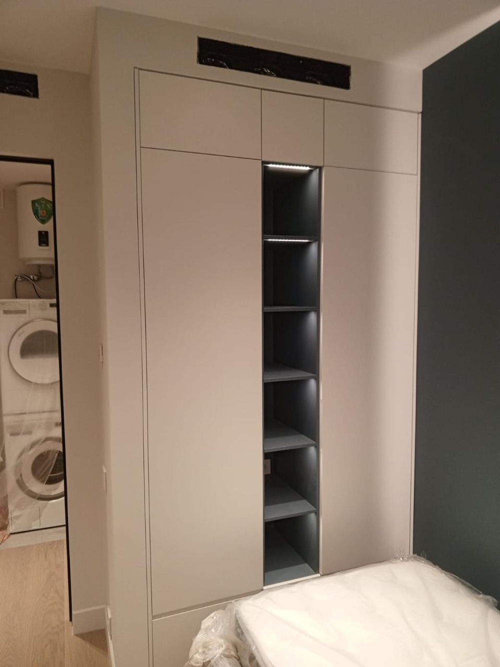 Современный шкаф для одежды с открытыми полками и подсветкой