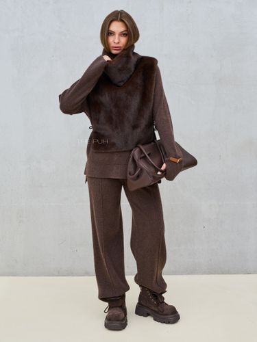 Шоколадная манишка из эко-меха с завязками
