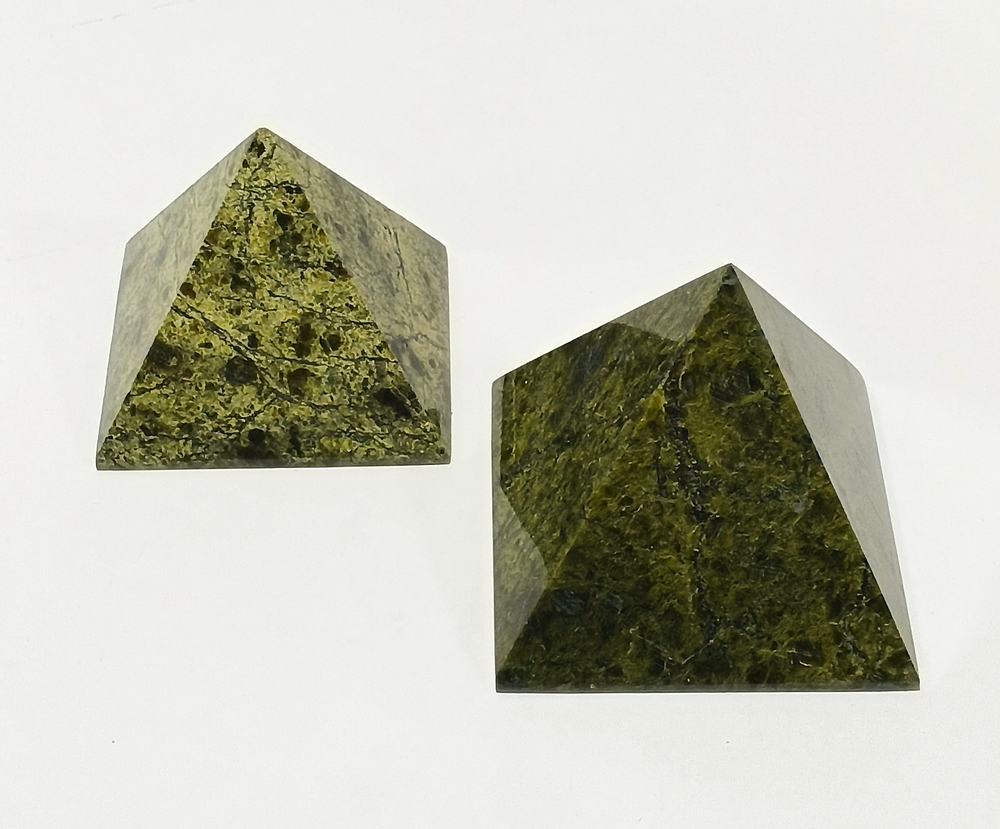 Пирамида из змеевика 65-65-65мм