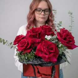 Композиция "Леди в красном" - французская роза в подарочной упаковке сумке.
