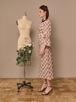 Платье с квадратным вырезом