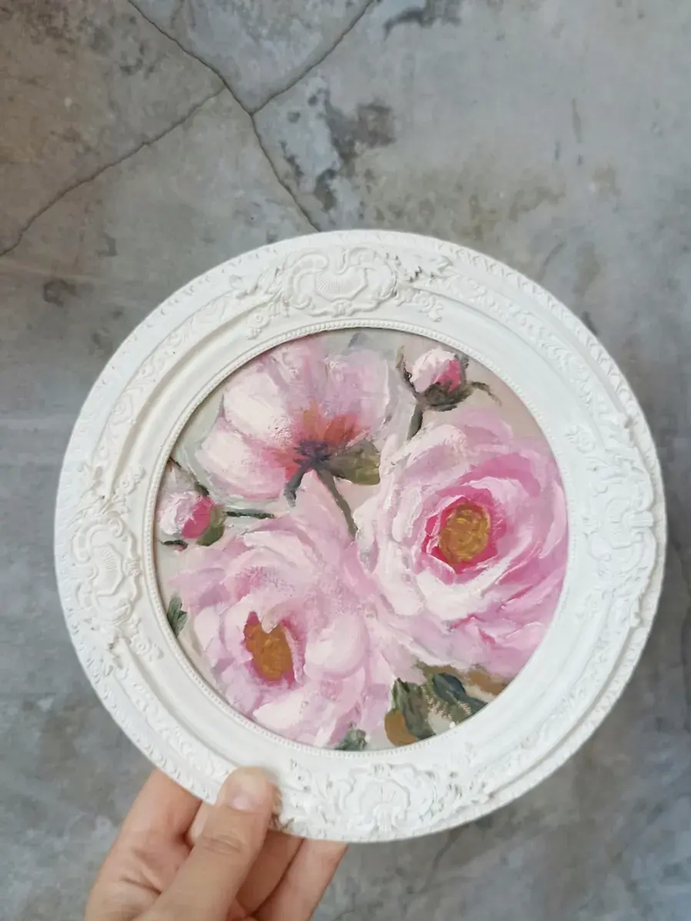 Картина в круглой рамке