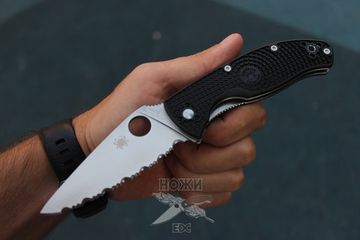 Складной нож Spyderco Tenacious Lightweight 122SBK c клинком из стали 8Cr13MoV, рукоять FRN