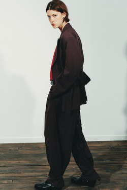 ZARA БРЮКИ СО СКЛАДКАМИ, ПУГОВИЦЕЙ СНИЗУ, ТЕМНО-БОРДОВЫЙ