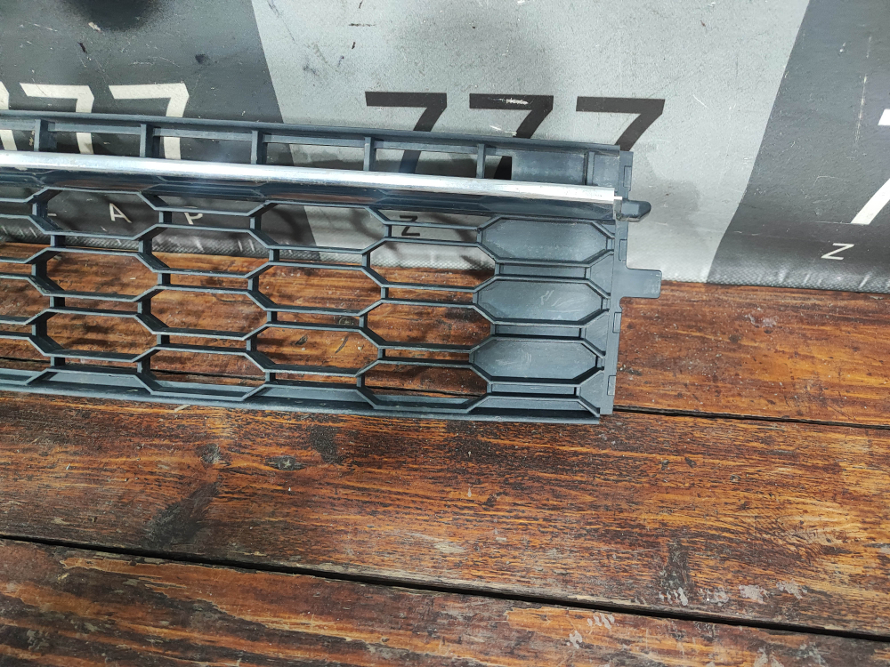 Решетка переднего бампера Skoda Rapid 1 17-20 Б/У Оригинал 5JA853677D