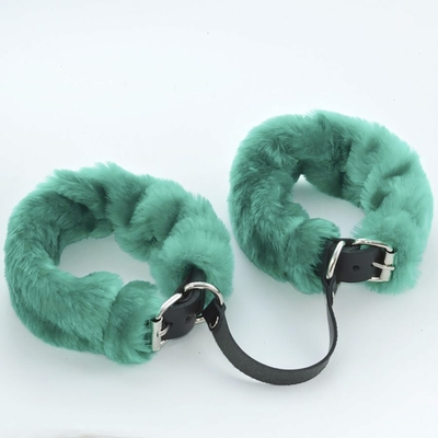 Черные кожаные оковы со съемной зеленой опушкой (Цвет: черный с зеленым)