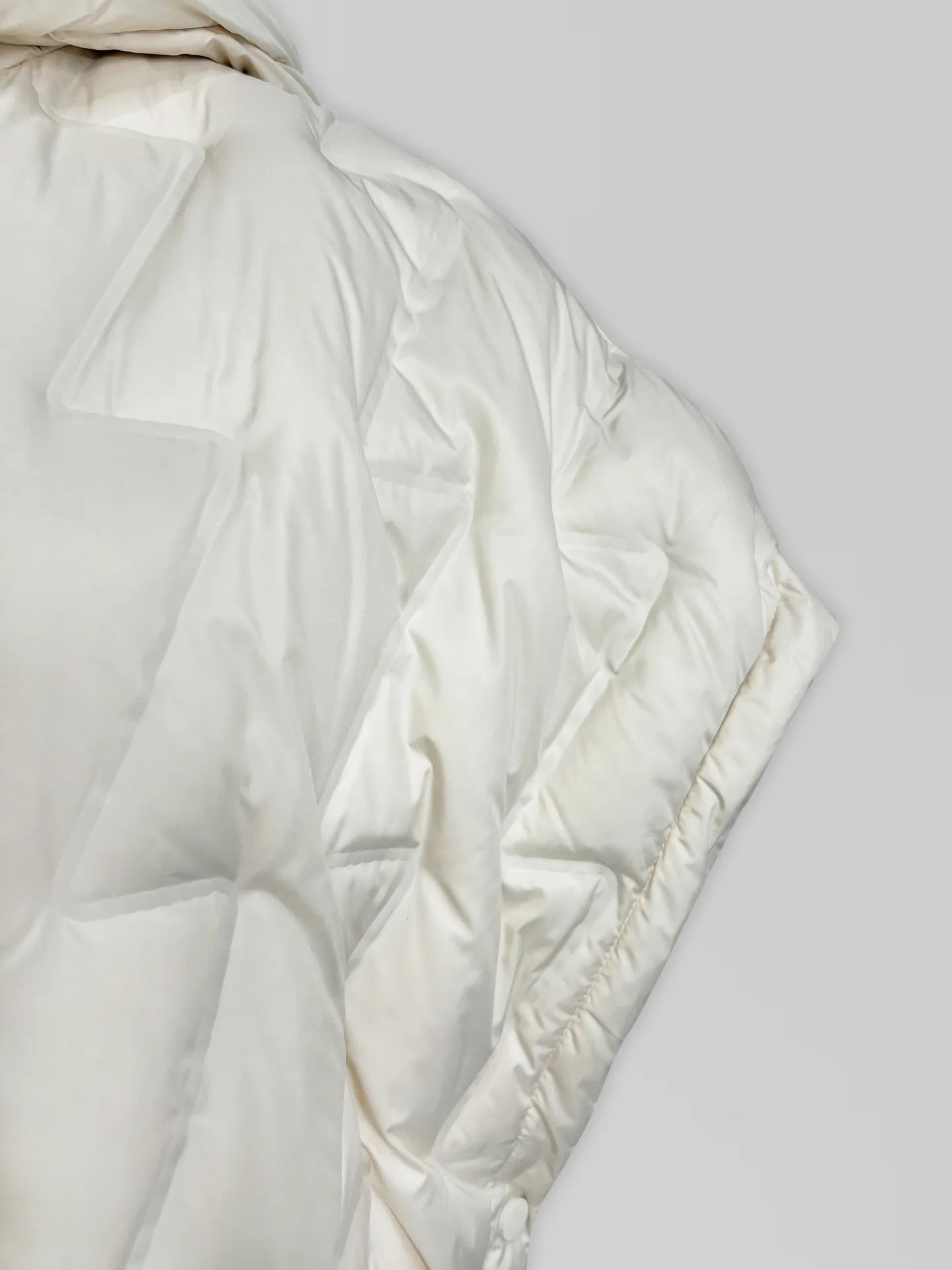 Жилетка 1209 удлиненный с капюшоном на кнопках сбоку