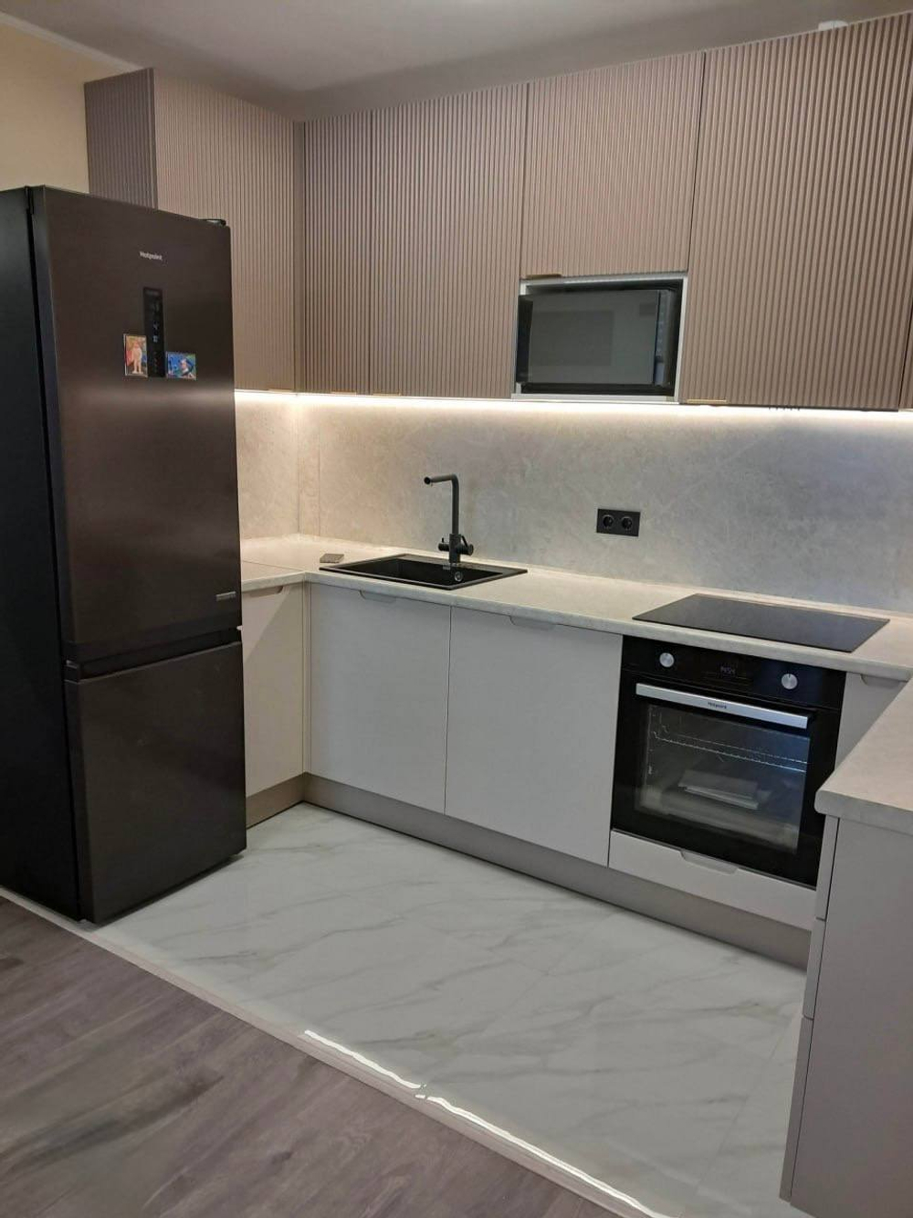 Современный кухонный гарнитур с фрезерованными фасадами и LED-подсветкой