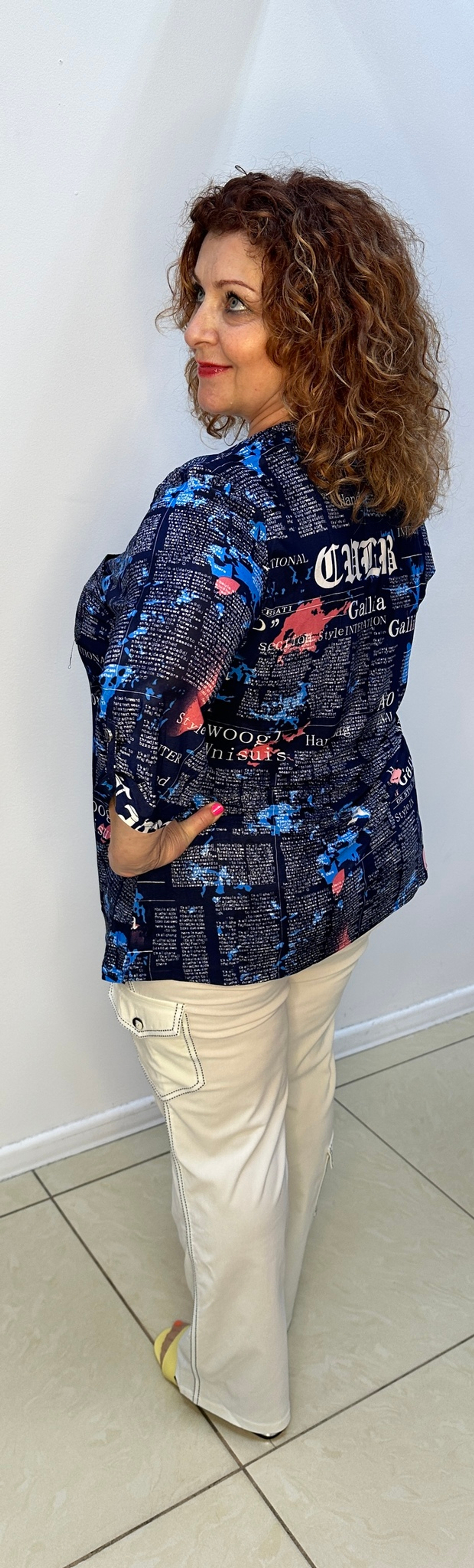 Рубашка-туника с газетным принтом на большие размеры