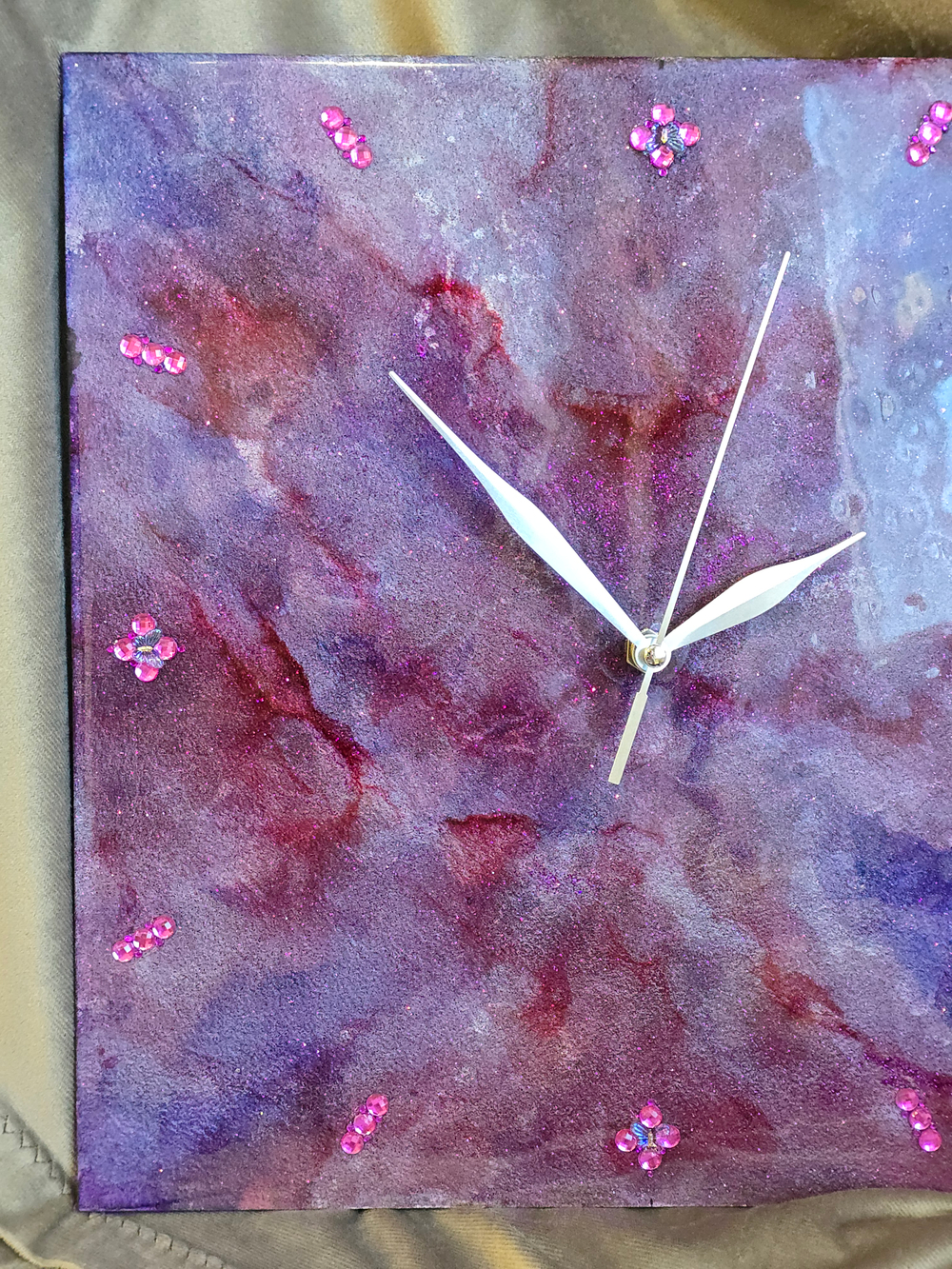 Уникальные дизайнерские часы из эпоксидной смолы. Квадрат 30 см. Ручная работа.